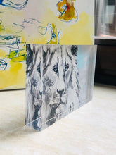 Laden Sie das Bild in den Galerie-Viewer, Der weise Löwe - 10 x 15 cm - ein hochwertiger Acrylblock