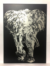 Laden Sie das Bild in den Galerie-Viewer, Druck „Elefant in Silber“, inkl. Rahmen