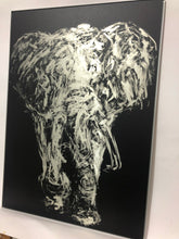 Laden Sie das Bild in den Galerie-Viewer, Druck „Elefant in Silber“, inkl. Rahmen
